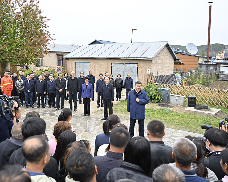 9月6日至8日，中共中央總書(shū)記、國(guó)家主席、中央軍委主席習(xí)近平在黑龍江考察。這是6日下午，習(xí)近平在大興安嶺地區(qū)漠河市北極村考察時(shí)，同當(dāng)?shù)厝罕娪H切交流。