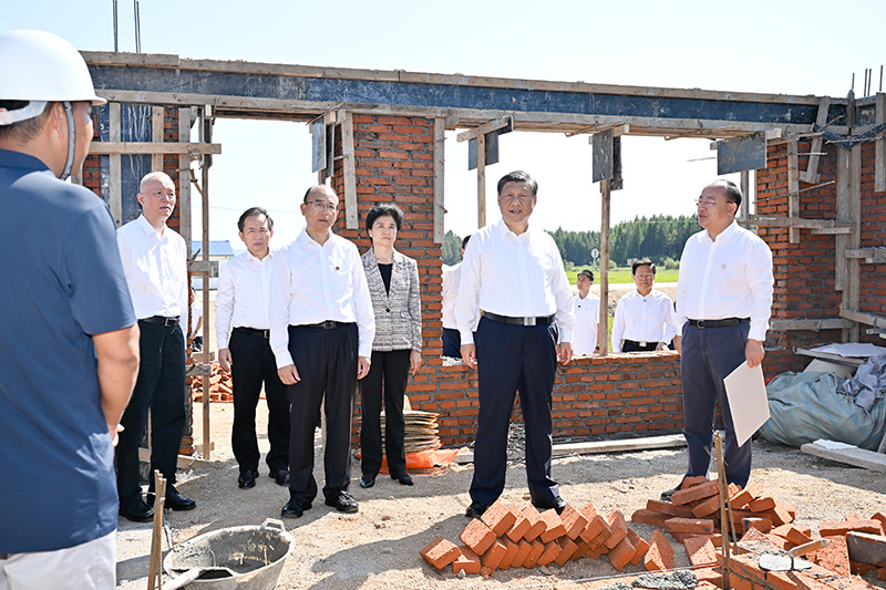 9月6日至8日，中共中央總書(shū)記、國(guó)家主席、中央軍委主席習(xí)近平在黑龍江考察。這是7日上午，習(xí)近平在遭受洪澇災(zāi)害的哈爾濱尚志市老街基鄉(xiāng)龍王廟村，察看水毀房屋重建情況。