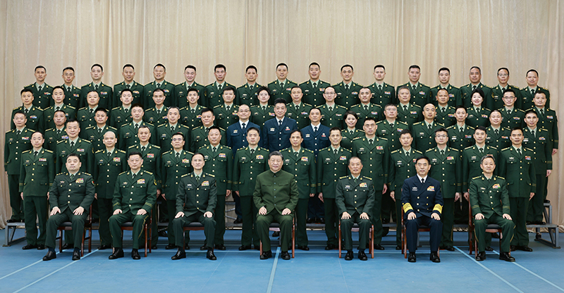 11月29日，中共中央總書記、國家主席、中央軍委主席習(xí)近平到武警海警總隊東海海區(qū)指揮部視察。這是習(xí)近平親切接見東海海區(qū)指揮部有關(guān)同志，同大家合影留念。